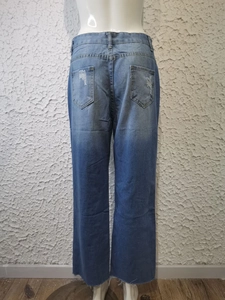Detailansicht der dunkelblauen Slim Jeans mit Gesäßtaschen und markanten Riss-Details