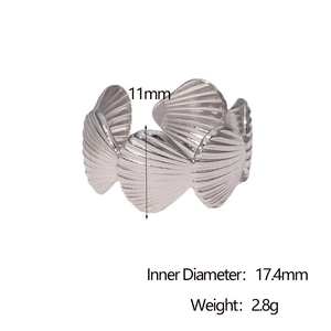 Vista dettagliata dell'anello d'argento a forma di conchiglia, 17,4mm e peso 2,8g