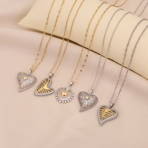 Colliers avec pendentifs cœur bicolores or et argent avec zircone sur présentoir