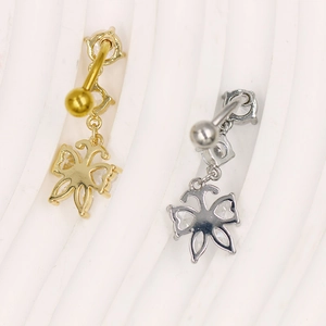 Vue macro des piercings de nombril papillon en or et argent avec incrustations de zircons