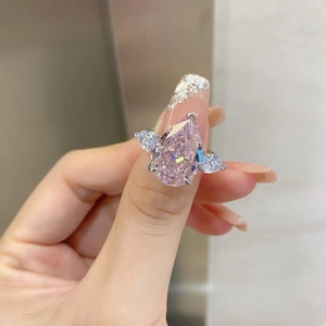 Bague élégante en argent S925 avec une pierre rose taille poire sertie de trois pierres