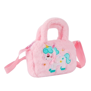 Dettaglio della borsa in peluche rosa per bambini con ricamo unicorno e tracolla rosa