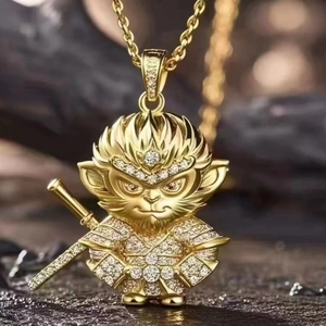 Goldene Sun Wukong Halskette mit Zirkonia und stilisiertem Monkey King Design