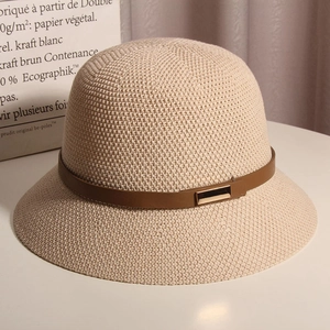 Détail du chapeau cloche avec texture tissée, bande en cuir brun et boucle dorée