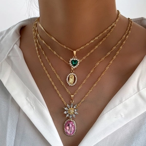 Collana a strati dorata con cuore verde, pendente religioso e gemma rosa elegante
