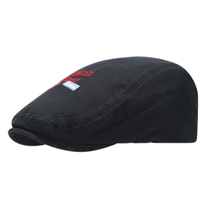 Berretto piatto nero classico con ricamo di lettere rosse e trama in cotone twill