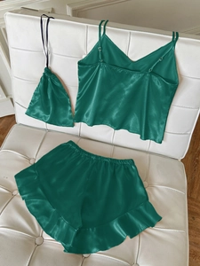Ensemble pyjama trois pièces en satin vert foncé avec caraco, short et pochette assortie