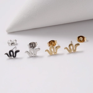 Détail de boucles d'oreilles serpent en acier inoxydable aux finitions argent et or
