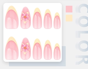 Détail d'ongles French roses avec bouts jaunes et fleurs 3D sur un panneau d'affichage