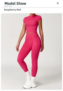 Dettaglio del set da yoga rosso lampone con crop top elastico e leggings a vita alta