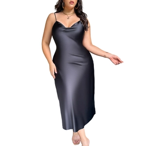 Robe midi élégante en satin noir avec col bénitier et fines bretelles spaghetti
