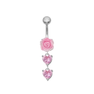 Détail du piercing de nombril avec rose rose et deux pendentifs en cristal en forme de cœur