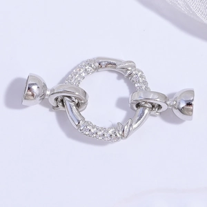 Vue macro d'un fermoir en argent sterling S925 serti de zircons pour bijoux DIY
