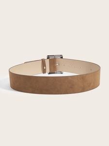 Détail d'une ceinture en daim marron avec texture mate et boucle rectangulaire argentée