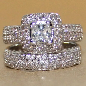 Conjunto de anillos de plata con circonita cuadrada corte princesa y banda pavé