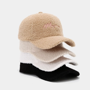 Berretti da baseball in pile sherpa con ricamo lettera M in quattro colori neutri