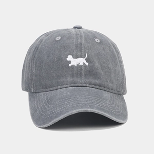 Détail de la broderie chiot minimaliste sur casquette de baseball vintage grise délavée