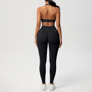 Dettaglio del set yoga nero con reggiseno scollato sulla schiena e leggings a vita alta