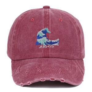 Casquette vintage en coton délavé rouge avec broderie de vagues et visière déchirée