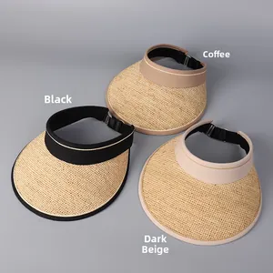 Gros plan de trois visières en raphia noir, café et beige avec des boucles métalliques