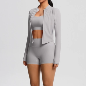 Ensemble de yoga 3 pièces gris clair avec veste zippée, brassière et short taille haute