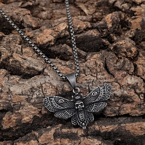 Collier avec pendentif papillon de nuit et crâne gothique en argent vieilli sur écorce
