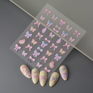 Detalle de las pegatinas de mariposa de cristal para uñas con degradado de nácar