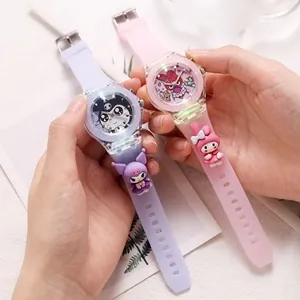 Gros plan sur la montre enfant 3D avec figurines Kuromi et My Melody