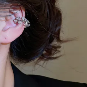 Manchette d'oreille cœur en zircone pour femme avec style minimaliste argenté élégant