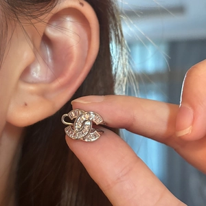 Eleganter silberfarbener Doppel-C Ohrenclip mit glitzernden Zirkonia-Kristallen für Damen