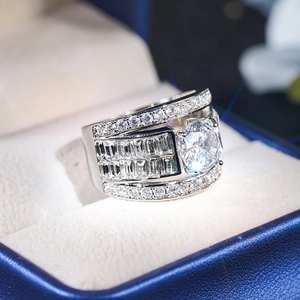 Macro-opname van een luxe zilveren ring met baguette-zirkonia in een chique juwelendoos