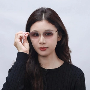 Vorderansicht der randlosen Sonnenbrille mit rosa Farbverlauf und Diamantschliff am Modell