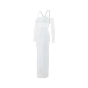 Détail de la couture des manches en tulle sur une robe moulante blanche ajustée