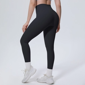 Detail der schwarzen High-Waist-Yogahose mit nahtlosem Stoff und Formeffekt