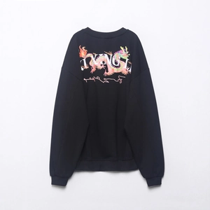 Sudadera negra de cuello redondo con estampado de dragón colorido en la espalda