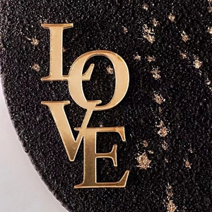 Vue détaillée de la décoration de gâteau LOVE en acrylique doré avec finition brillante