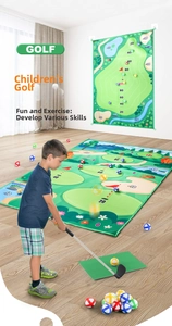 Detalle del set de golf infantil con alfombra de puntuación, bolas adhesivas y palo