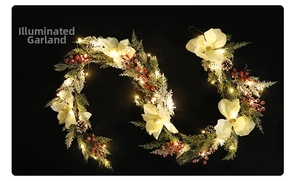 Gros plan d'une guirlande de Noël lumineuse avec magnolia blanc et baies rouges