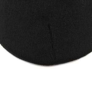 Berretto classico in maglia nera con trama fine e dettagli caldi di cucitura termica invernale