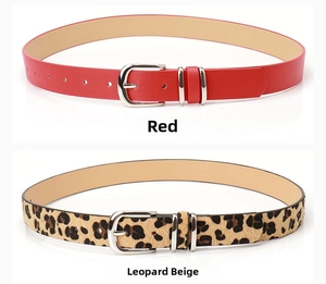 Vista detallada de cinturones de cuero rojo y estampado de leopardo con hebillas de metal