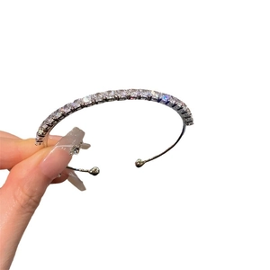 Bracelet demi-cercle argenté élégant orné d'une rangée de cristaux de zircone étincelants