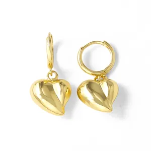 Orecchini a cuore placcati in oro 18k con pendenti a cuore 3D su cerchi dorati