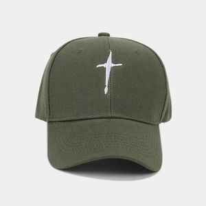 Gros plan de la casquette de baseball en coton vert olive avec broderie croix