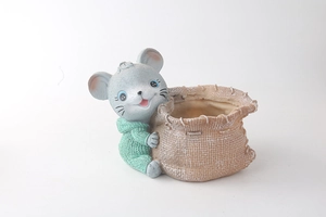 Dettaglio di fioriera in resina a forma di topo con cappotto verde e vaso con trama