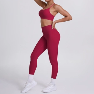 Seitenansicht des dunkelroten Nylon-Yoga-Sets mit Cross-Sport-BH und hoher Taillen-Leggings