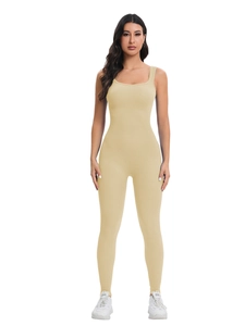Détail d'une combinaison de yoga en maille côtelée beige avec encolure en U extensible