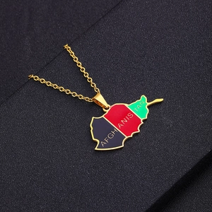 Détail du collier avec pendentif carte d'Afghanistan aux couleurs du drapeau et gravure nette