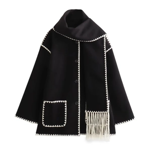 Damen Wolljacke in Schwarz mit weißer Kontrastnaht und eleganten Fransendetails