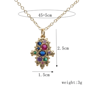 Detailed view of Hand of Fatima pendant necklace with dimensions 45+5cm and 3g weight