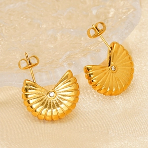 Élégantes boucles d'oreilles éventail en acier titane doré avec zircon central